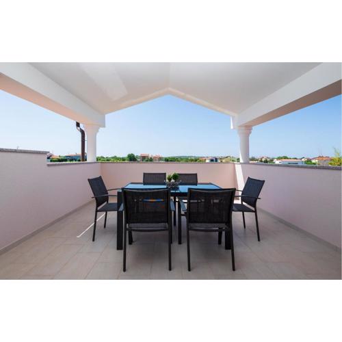 2 Bedroom Nice Apartment In Valbandom