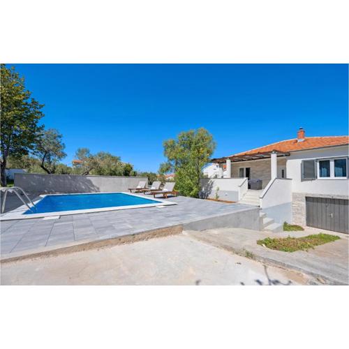 2 Bedroom Nice Home In Betina