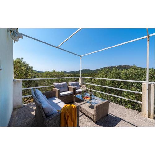 2 Bedroom Nice Home In Molat