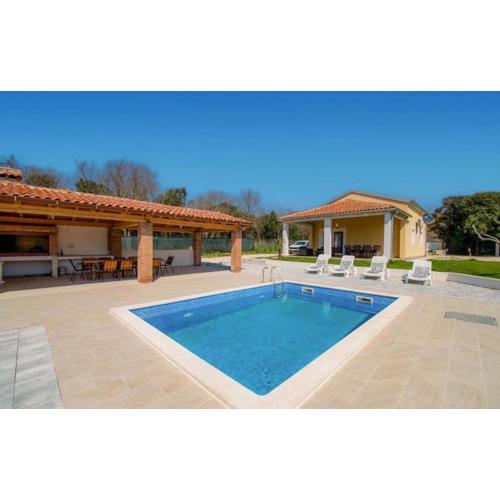 2 Bedroom Nice Home In Rovinj