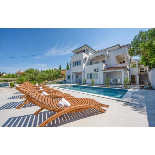 2 Bedroom Stunning Apartment In Murter