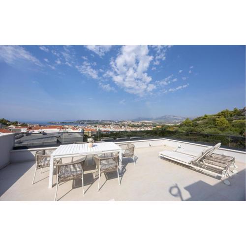2 Bedroom Stunning Apartment In Split