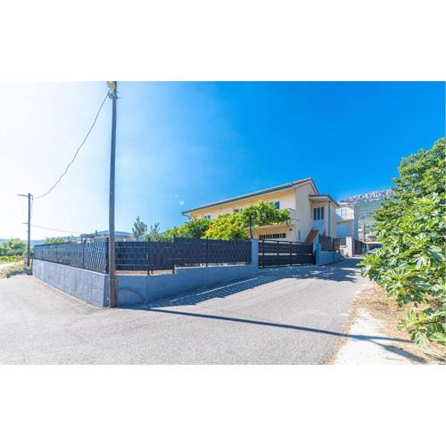 2 Bedroom Stunning Home In Kastel Stari