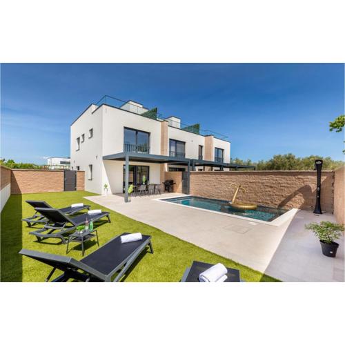 2 Bedroom Stunning Home In Peroj