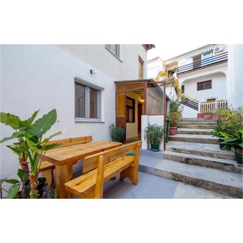 2 Bedroom Stunning Home In Sveti Juraj