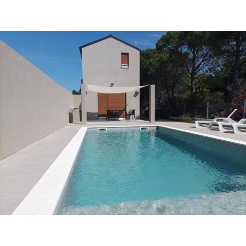 250 Meter zum Strand mit Privatpool, BBQ, Klima