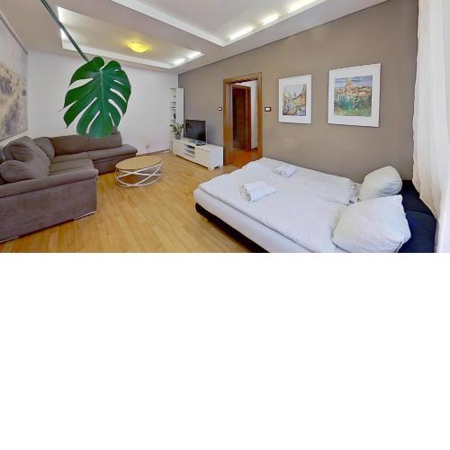 2BR APT with free garage parking, close to the historic centre