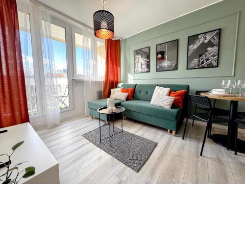 2mins SkyTower! Stylish 2BD Kitchen, Balcony! Near Train