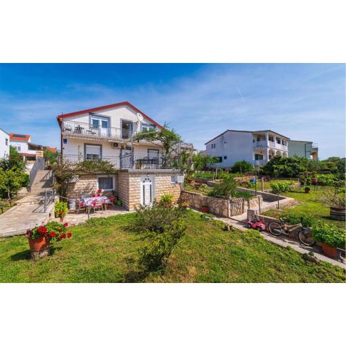 3 Bedroom Amazing Apartment In Jasenice