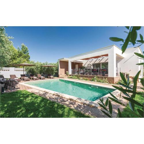3 Bedroom Amazing Home In Pomer