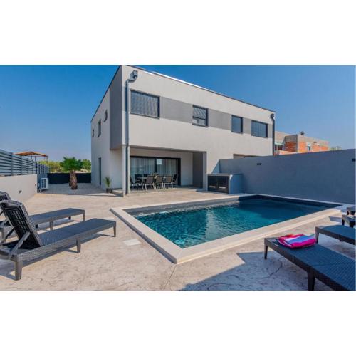 3 Bedroom Awesome Home In Vrsi