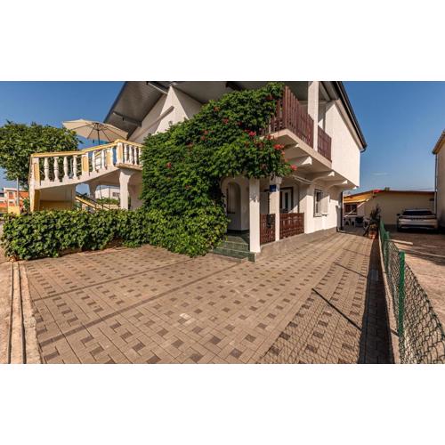 3 Bedroom Awesome Home In Vrsi