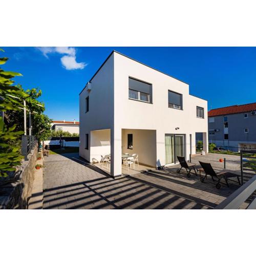 3 Bedroom Beautiful Home In Maslenica