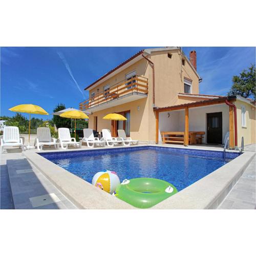 3 Bedroom Beautiful Home In Muntic