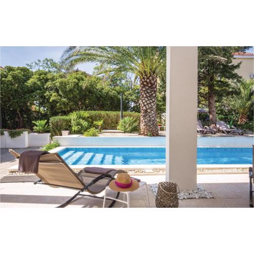 3 Bedroom Cozy Apartment In Makarska
