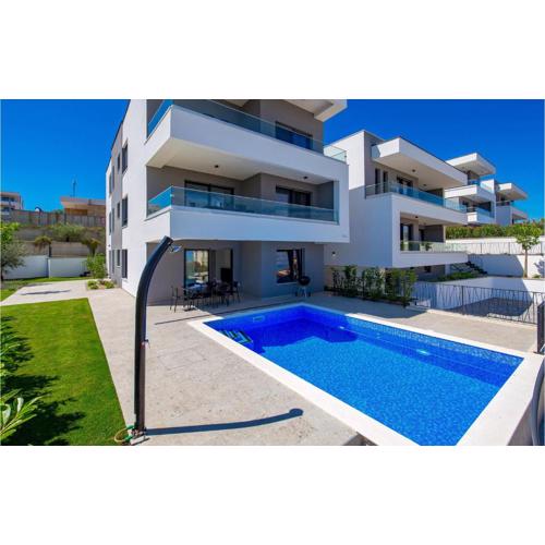 3 Bedroom Cozy Apartment In Malinska