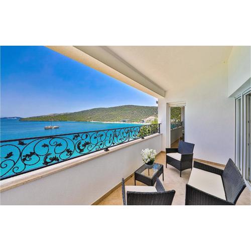 3 Bedroom Cozy Apartment In Marina