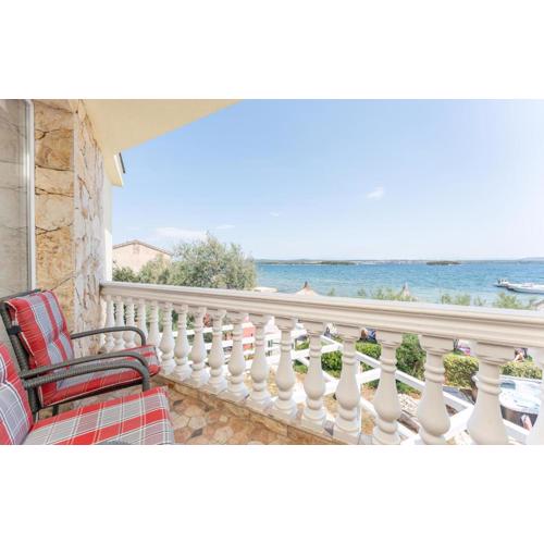3 Bedroom Cozy Apartment In Ugrinic