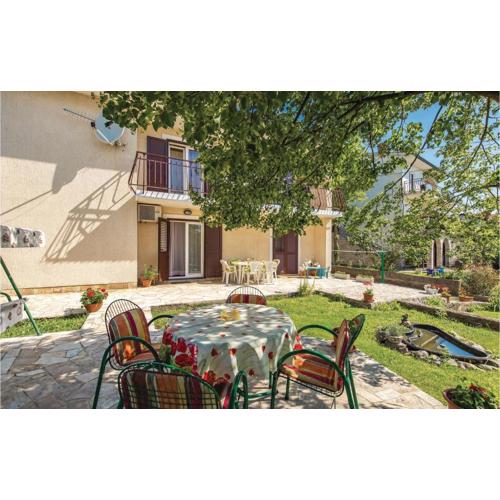 3 Bedroom Cozy Apartment In Viskovo