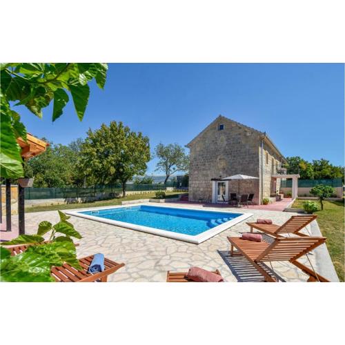3 Bedroom Cozy Home In Hrvace