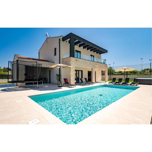 3 Bedroom Cozy Home In Nedescina