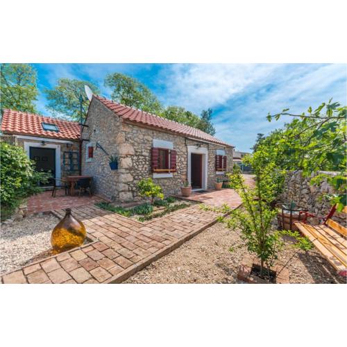 3 Bedroom Cozy Home In Sukosan