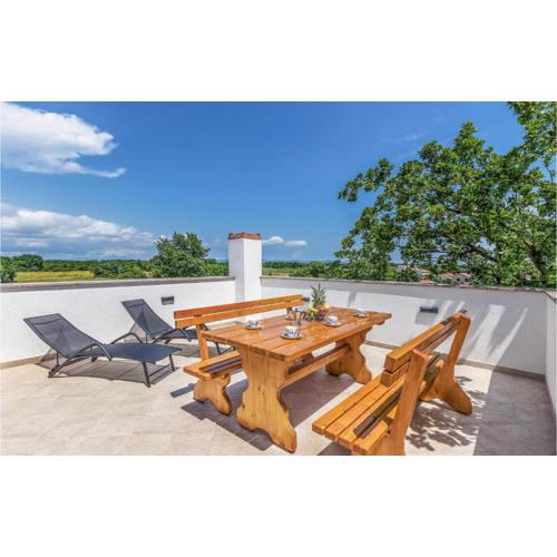 3 Bedroom Gorgeous Apartment In Muntic