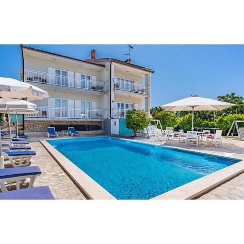 3 Bedroom Gorgeous Apartment In Stinjan