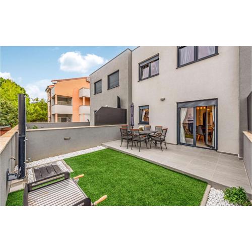 3 Bedroom Gorgeous Apartment In Vrsi