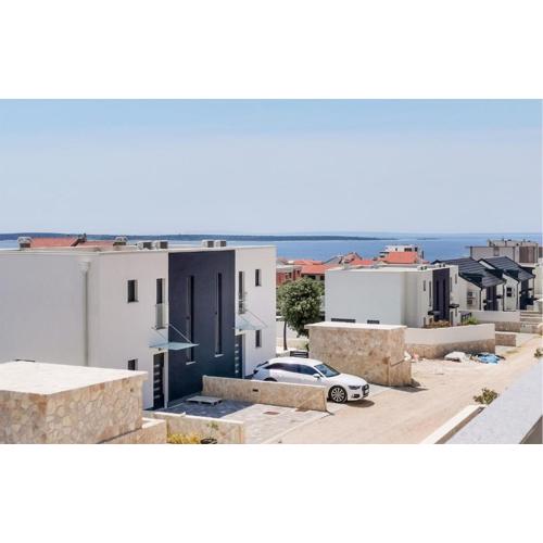 3 Bedroom Lovely Apartment In Mandre