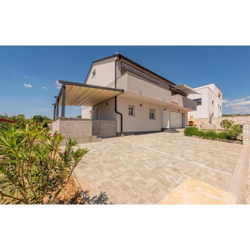 3 Bedroom Lovely Apartment In Mandre