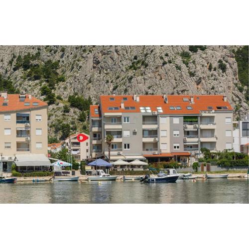 3 Bedroom Lovely Apartment In Omis