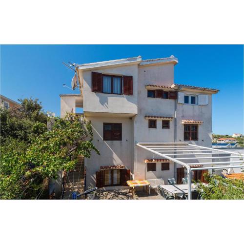 3 Bedroom Lovely Apartment In Sevid
