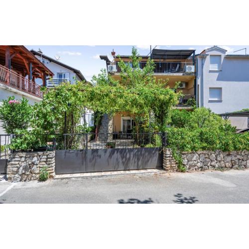 3 Bedroom Lovely Apartment In Vodice