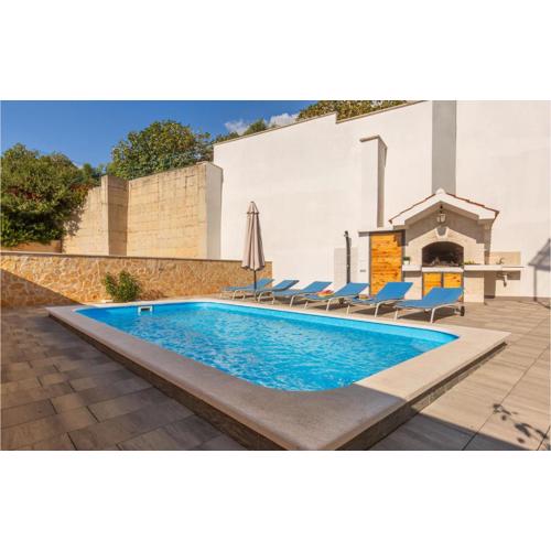 3 Bedroom Lovely Home In Makarska