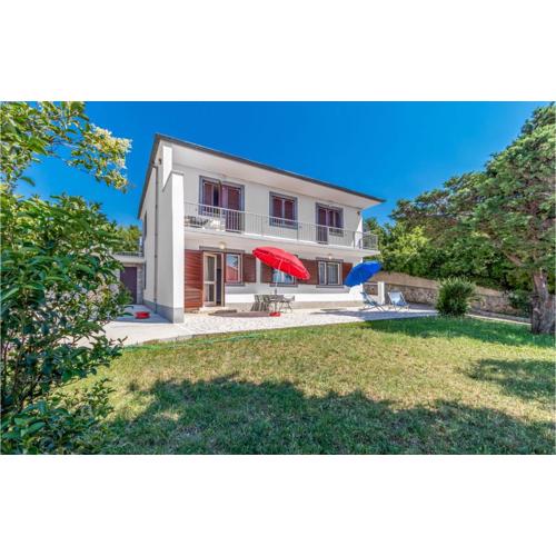 3 Bedroom Nice Apartment In Klenovica