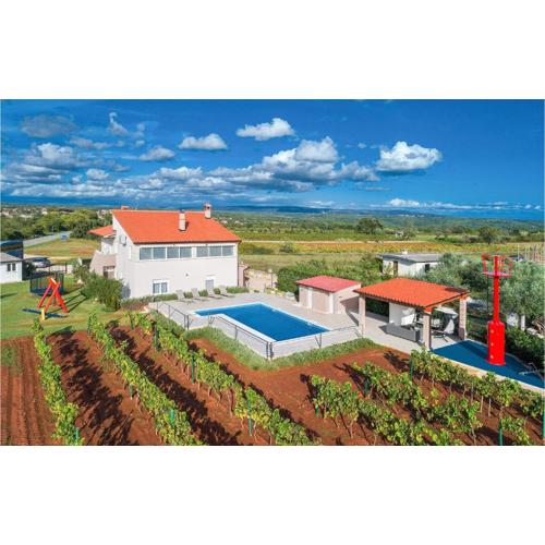 3 Bedroom Nice Apartment In Marcana