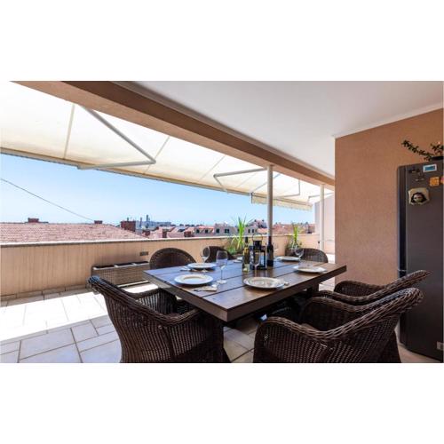 3 Bedroom Nice Apartment In Split