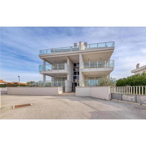 3 Bedroom Stunning Apartment In Peroj