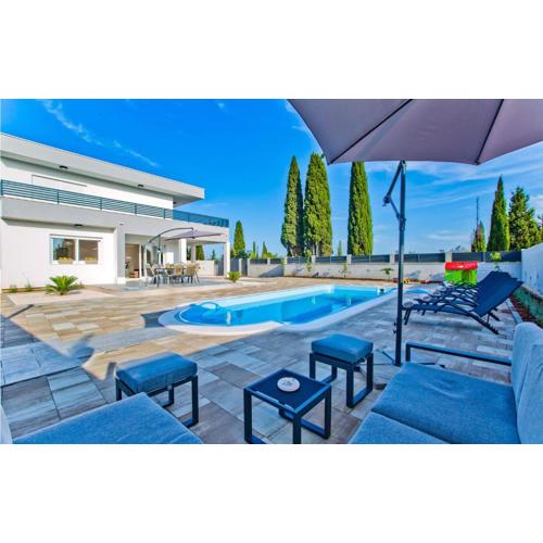 3 Bedroom Stunning Home In Bogomolje