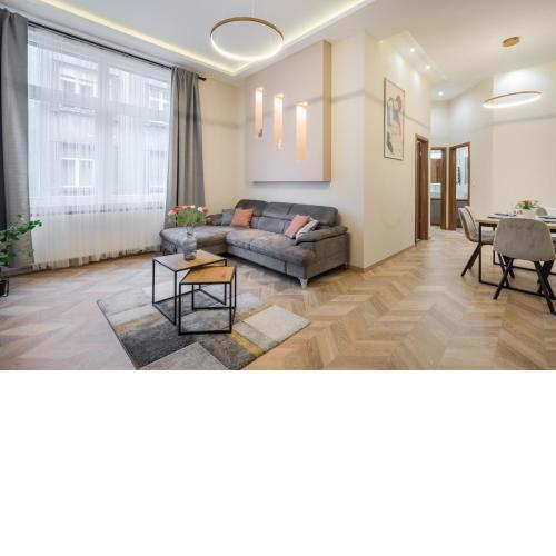 3 bedrooms bright flat in the heart of the city -FREE PARKING Need Reservation