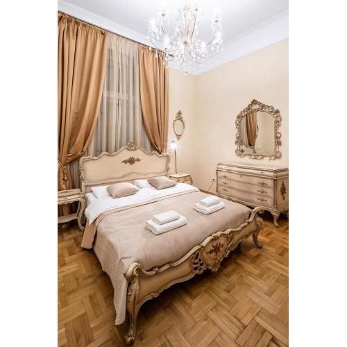 3 bedrooms Royal Italian style in an Austrian building, parking, balcony