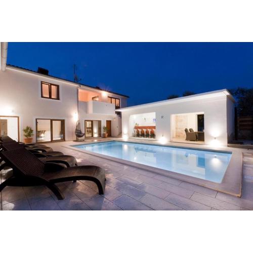 3 holiday apartments with shared pool, peaceful location