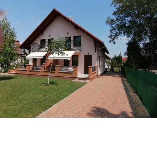 3 szobás ház saját stéggel Balatonfenyvesen, vízparti utcában, a tótól 50 m-re
