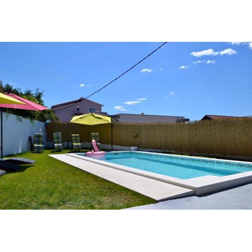 4 apartmens private pool 20people max
