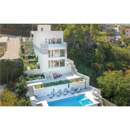 4 Bedroom Amazing Home In Podstrana