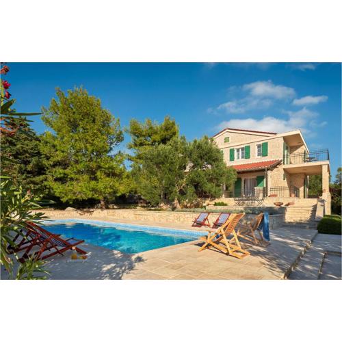 4 Bedroom Awesome Home In Lun
