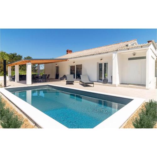 4 Bedroom Awesome Home In Mundanije