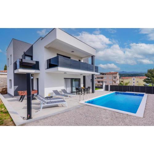 4 Bedroom Awesome Home In Posedarje