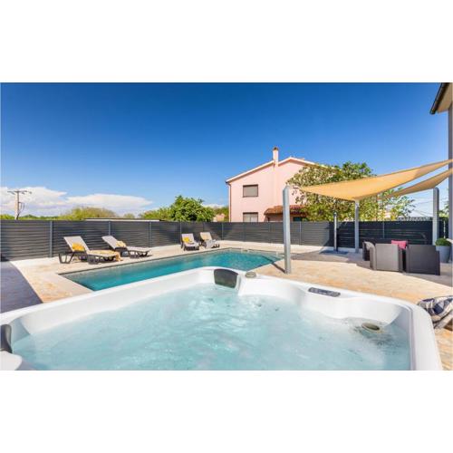4 Bedroom Awesome Home In Valtura